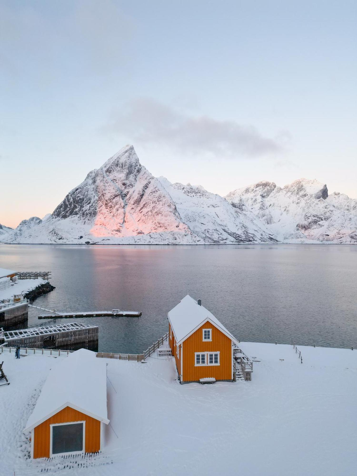 The Famous Yellow House Reine Exteriér fotografie