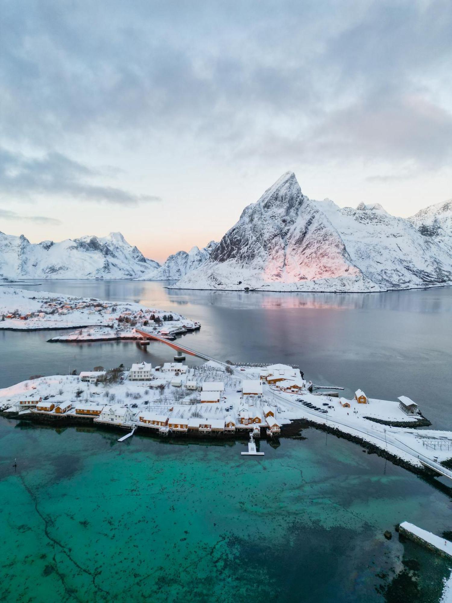 The Famous Yellow House Reine Exteriér fotografie