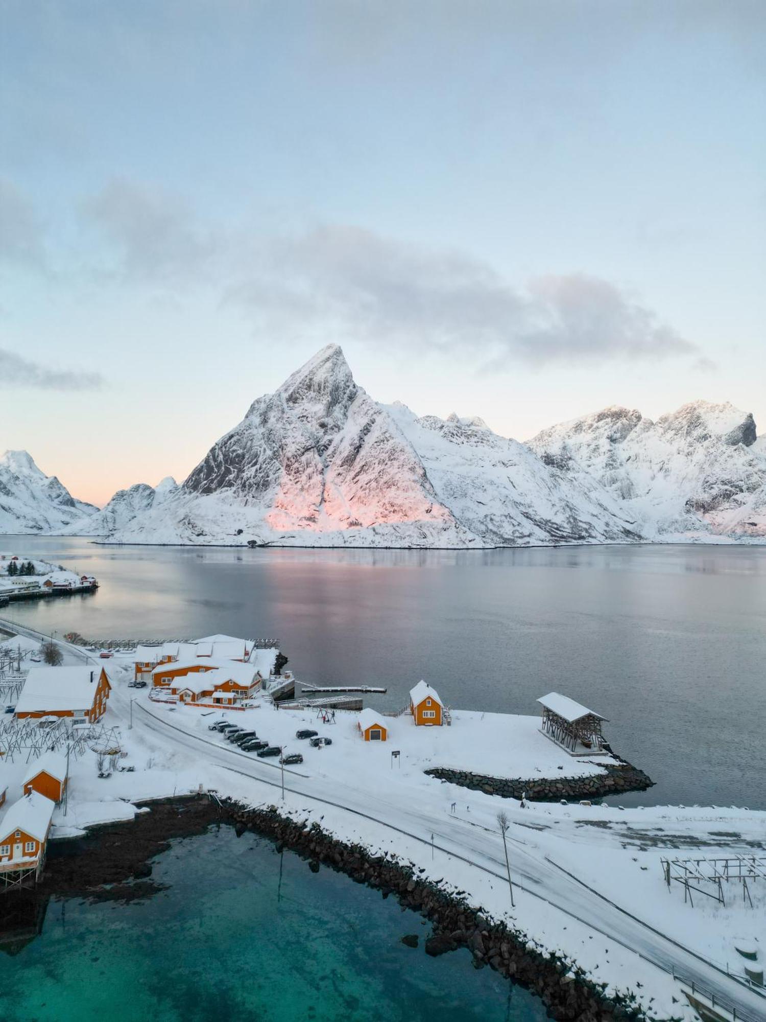 The Famous Yellow House Reine Exteriér fotografie