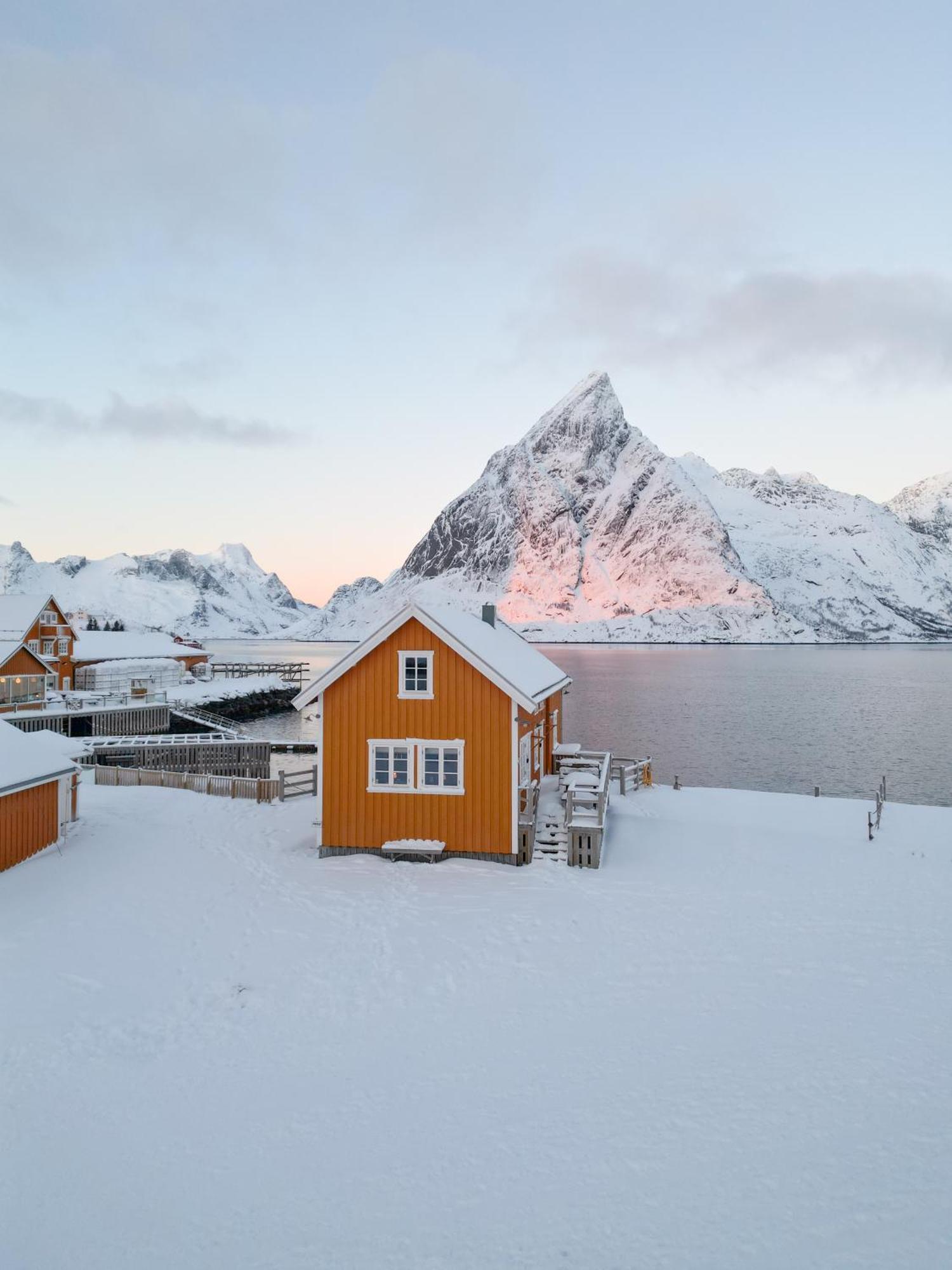 The Famous Yellow House Reine Exteriér fotografie