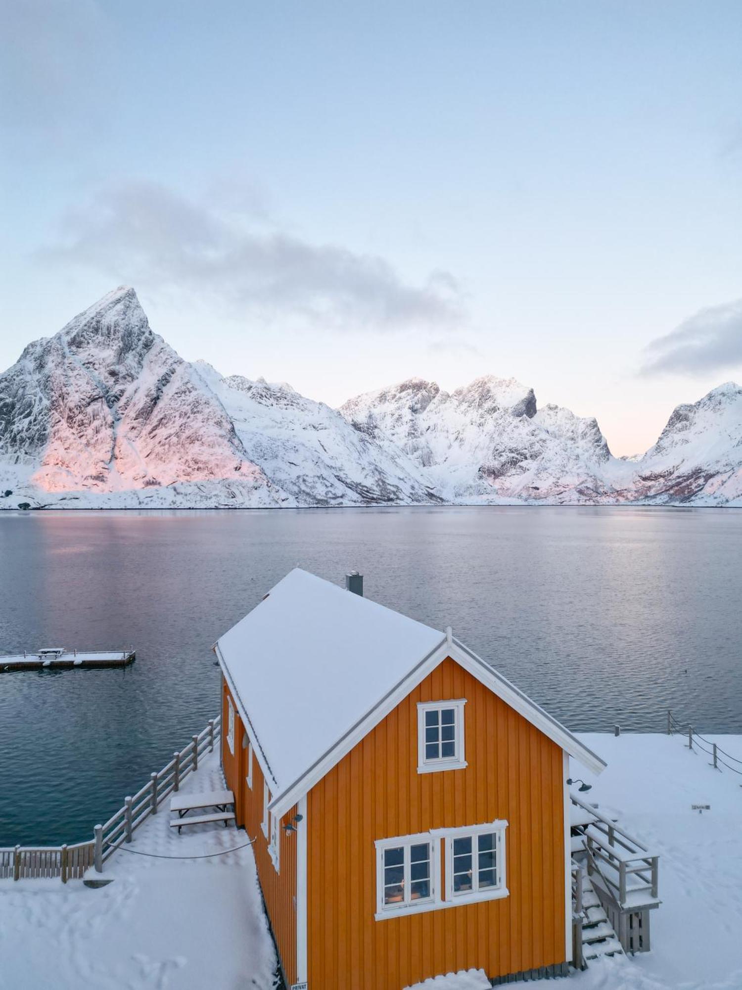 The Famous Yellow House Reine Exteriér fotografie
